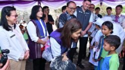 Dua Hari di Samosir, Kahiyang Ayu Pastikan Pelayanan Posyandu Berjalan Optimal hingga ke Desa