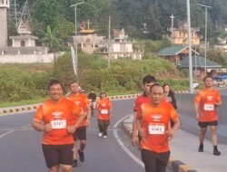 Wabup Samosir Ariston S & Wakil Ketua DPRD Sahrocel T, Semangat Ikuti 5K Trail of The Kings 2026