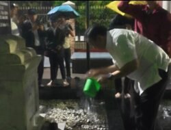 Effendi Simbolon Ziarah ke Makam I.L. Nommensen di Tengah Hujan Sigumpar