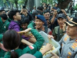 Pengamanan Humanis Aksi Penyampaian Aspirasi Mahasiswa di Gedung DPRD Sumut