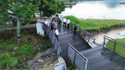 Bupati Vandiko Pastikan Penanganan Jembatan WFC Pasca Longsor Sungai Sioto