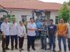 Dukung Swasembada Bawang Putih, Dua Kelompok Tani Harian Terima Traktor Baru