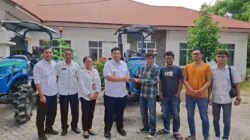 Dukung Swasembada Bawang Putih, Dua Kelompok Tani Harian Terima Traktor Baru