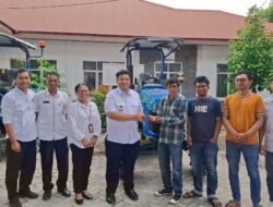 Dukung Swasembada Bawang Putih, Dua Kelompok Tani Harian Terima Traktor Baru