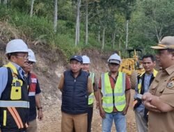 Dambaan Warga Terwujud! Bupati Vandiko Tinjau Jalan Perbatasan Holbung – Janji Raja