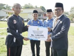 Pemkab Samosir Peringati Haornas ke-43, Wabup Ariston Serahkan Tali Asih ke 104 Atlet dan Pelatih Berprestasi