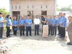 Ditengah Puing Kebakaran Dan Puting Beliung, Wabup Ariston Tua Sidauruk Hadir Bawa Bantuan Semen Dan Penguatan Moril