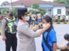 Samosir Diselimuti Kabut Asap, Kapolres Cantik Ini Bagi-Bagi Masker