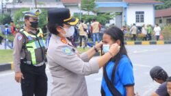 Samosir Diselimuti Kabut Asap, Kapolres Cantik Ini Bagi-Bagi Masker