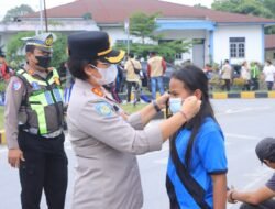 Samosir Diselimuti Kabut Asap, Kapolres Cantik Ini Bagi-Bagi Masker