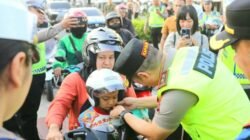 Peduli Keselamatan Pengendara, Kapolda Sumut Turun Langsung Bagikan Helm dan Imbau Tertib Lalu Lintas