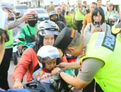 Peduli Keselamatan Pengendara, Kapolda Sumut Turun Langsung Bagikan Helm dan Imbau Tertib Lalu Lintas