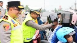 Wakapolda Sumut Turun ke Jalan Bagikan Helm dan Ajak Warga Tertib Berlalu Lintas