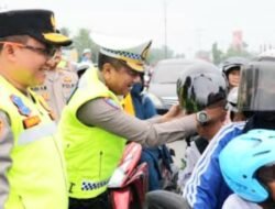 Wakapolda Sumut Turun ke Jalan Bagikan Helm dan Ajak Warga Tertib Berlalu Lintas